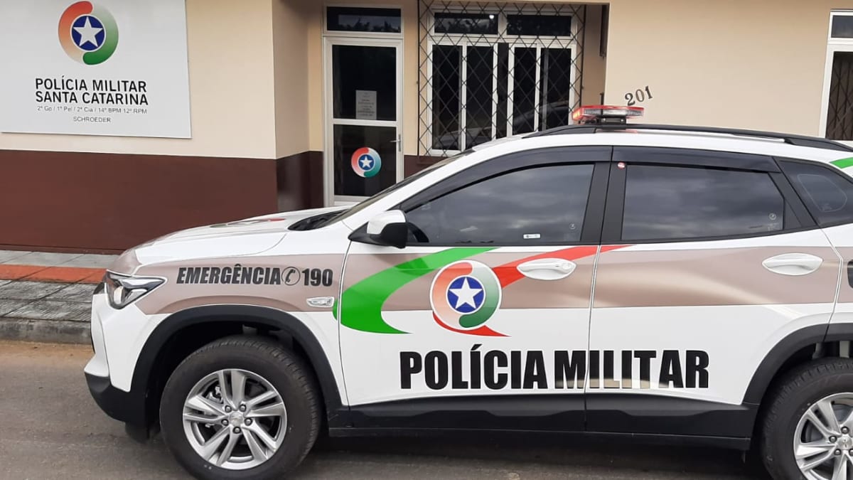 Homem é detido por desacato e perturbação do sossego no Centro de Schroeder