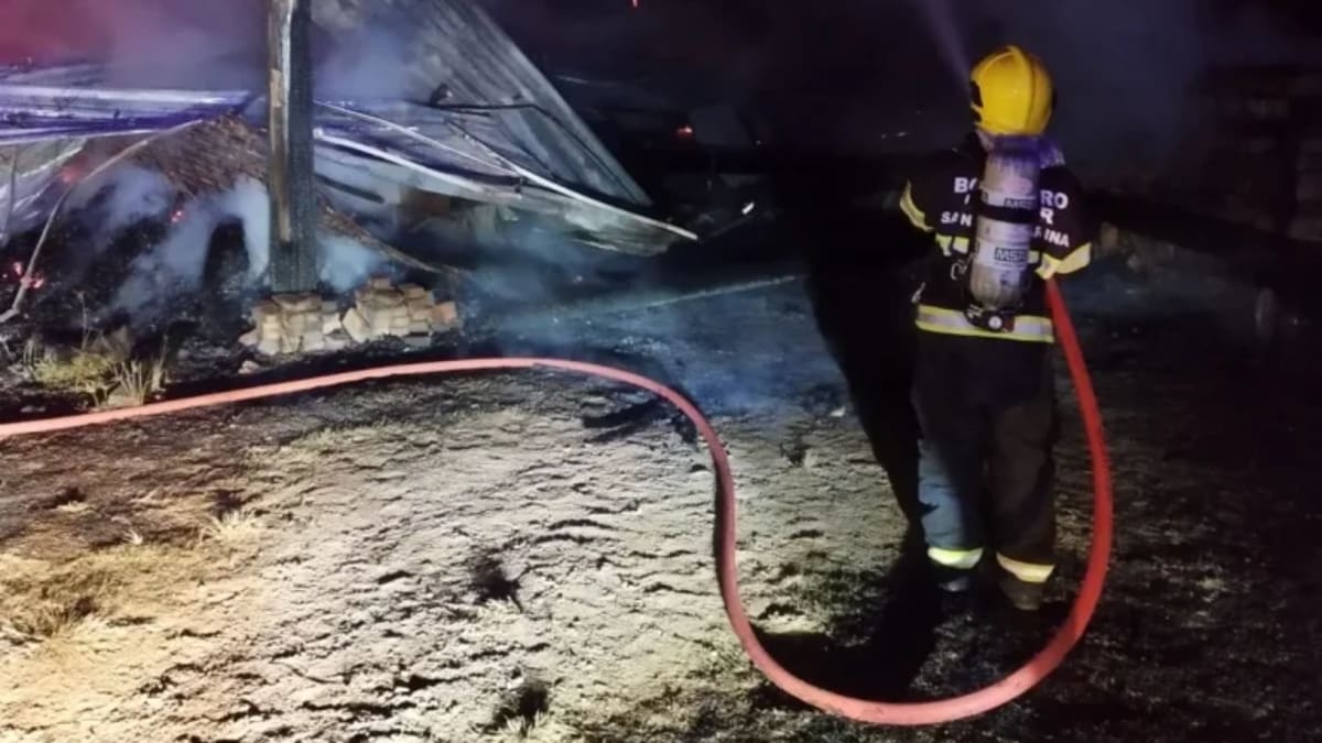 Incêndio destrói galpão agrícola durante a madrugada em Presidente Nereu