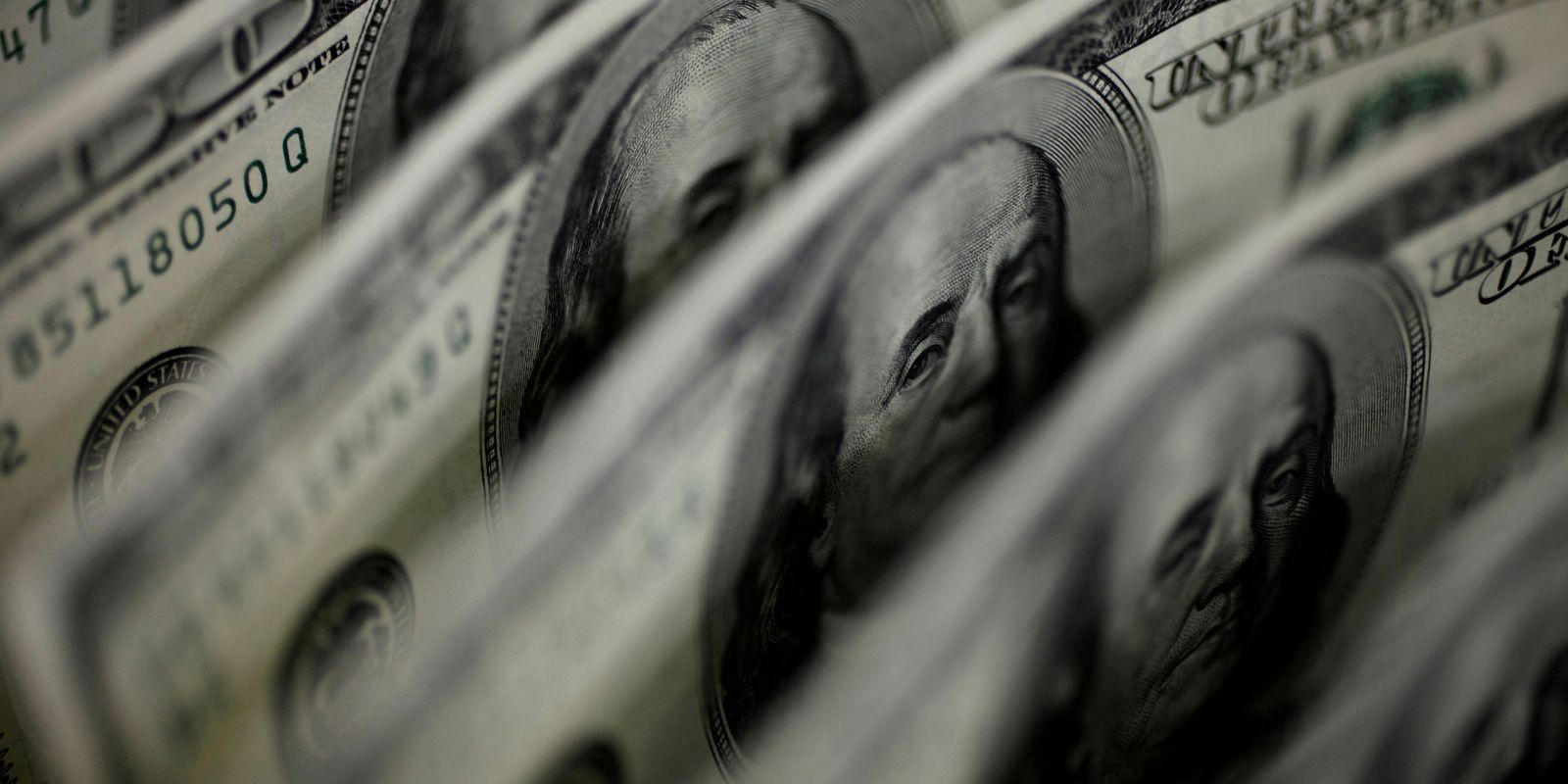 Dólar cai e bolsa sobe com apetite por risco global