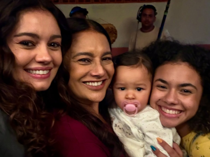 Dira Paes compartilha momentos dos bastidores de 'Três Graças' com elenco e bebê da novela