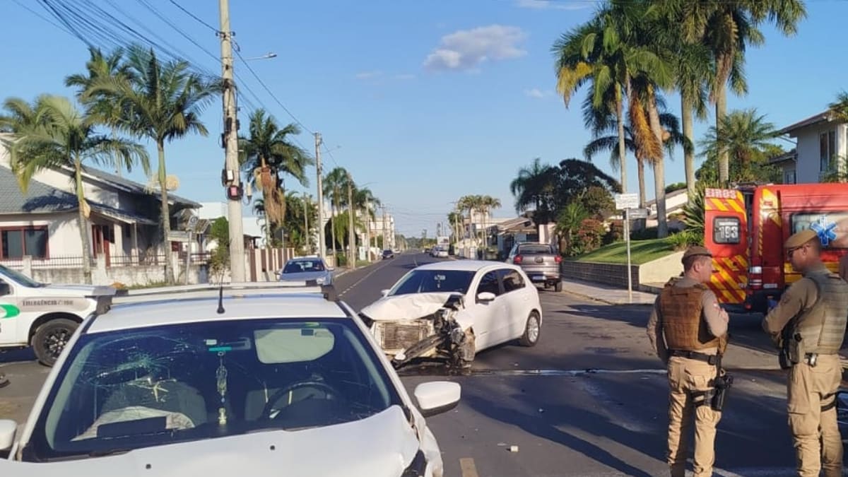 Mulher fica ferida após colisão frontal entre carros em Turvo