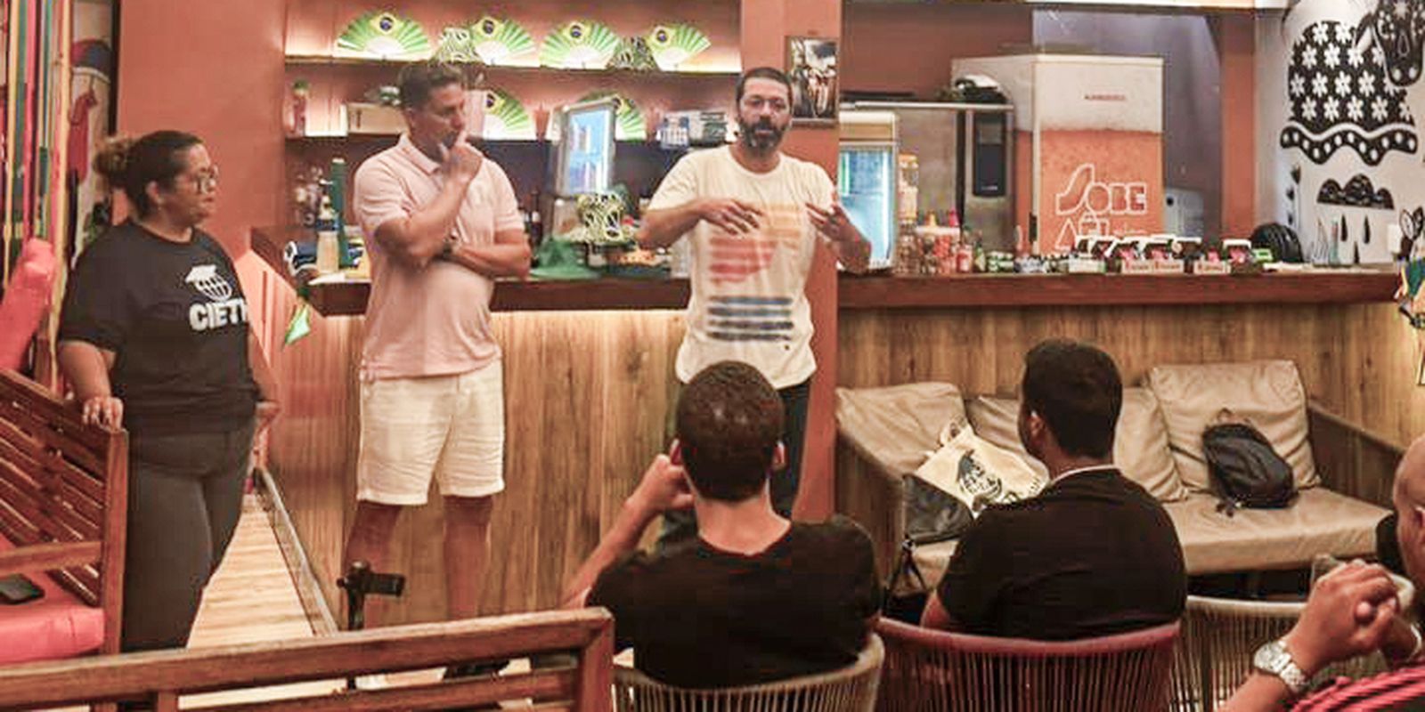 Curso intensivo forma guias turísticos nas favelas do Rio