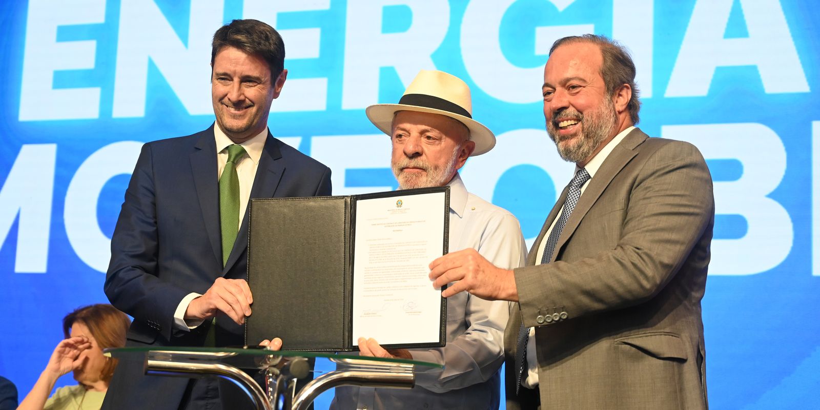 Governo antecipa renovação de contratos com distribuidoras de energia