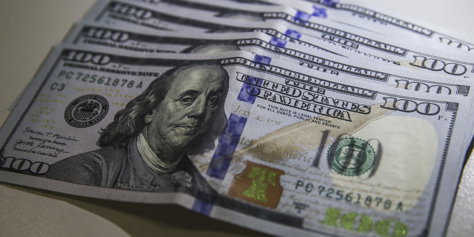 Dólar cai e bolsa sobe com alívio no mercado financeiro