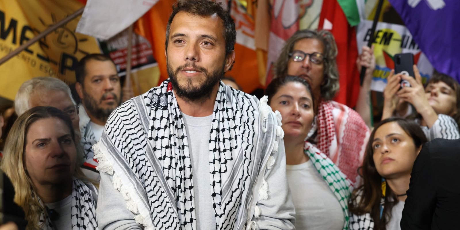 Ativista brasileiro preso em Israel é libertado e segue para o Egito