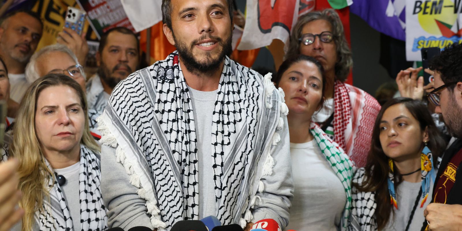 Ativista Thiago Ávila retorna ao Brasil após prisão em Israel