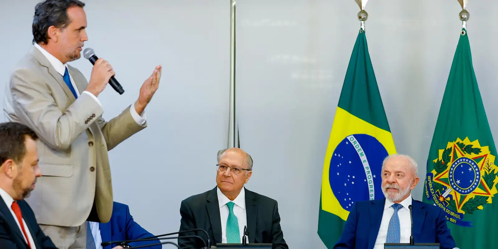 Lula assina MP e zera &amp;quot;taxa das blusinhas&amp;quot