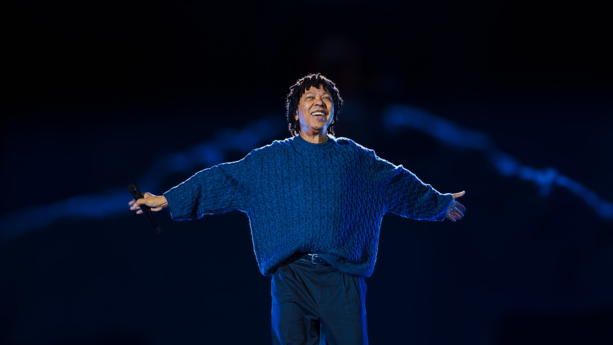 Djavan antecipa novidades de show em Salvador