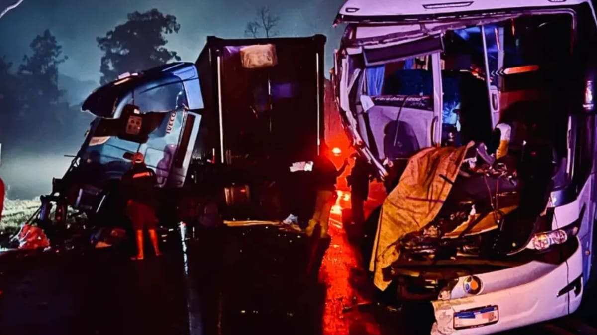 Mulher é arremessada de ônibus após acidente com carreta na BR-470 em SC
