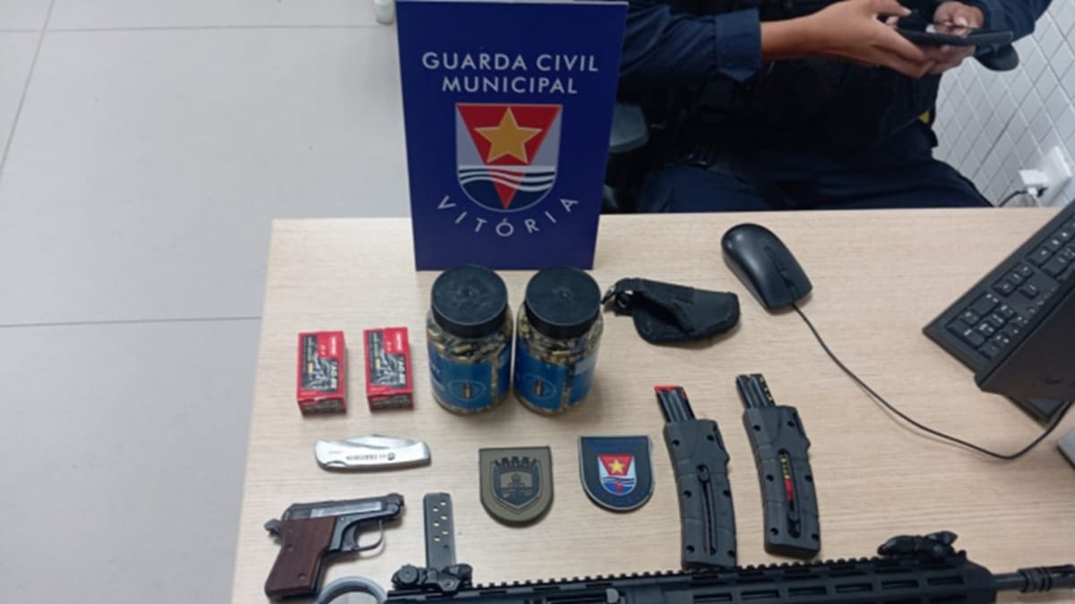 Motorista é detido com fuzil e mais de mil munições em blitz em Vitória