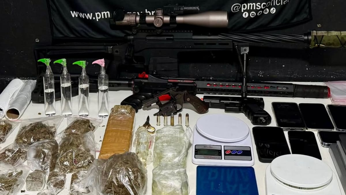 Mercedes abordada com três homens escondia arma, drogas e simulacros no Litoral Norte de SC