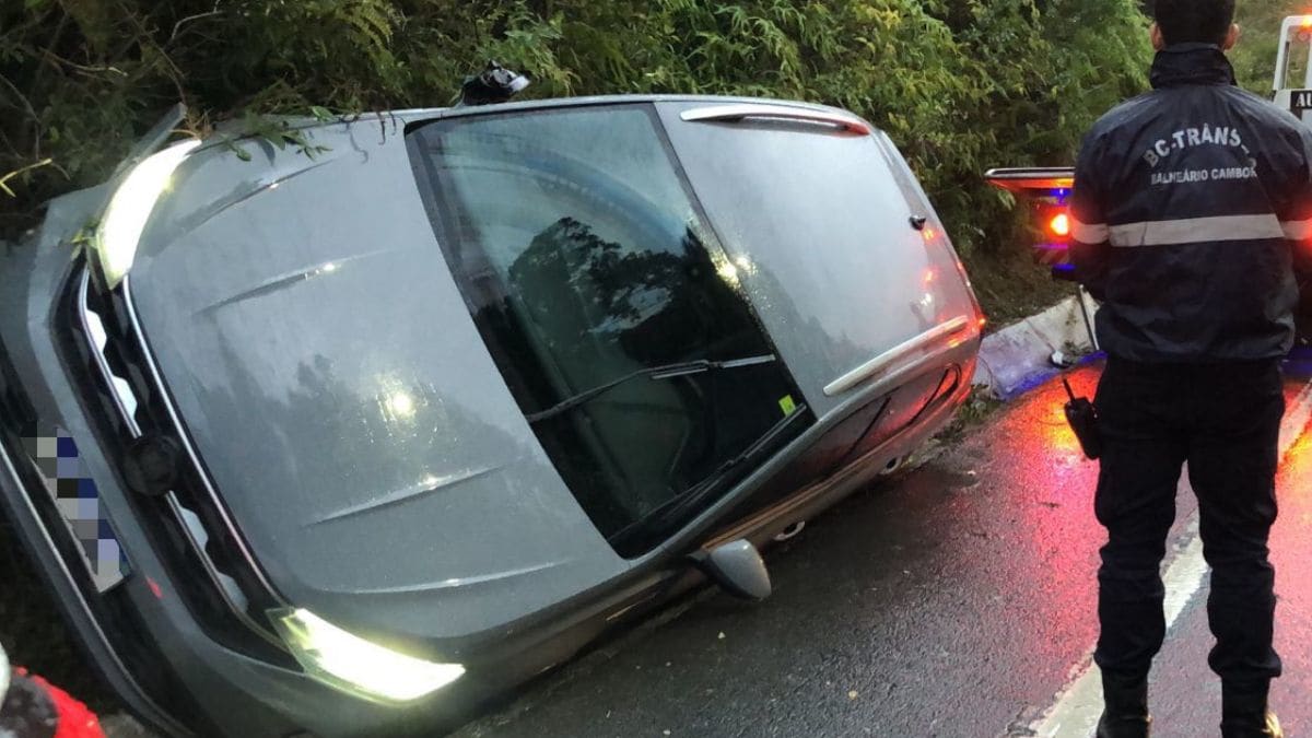 Motorista tomba carro e abandona veículo ligado na Estrada da Rainha em Balneário Camboriú