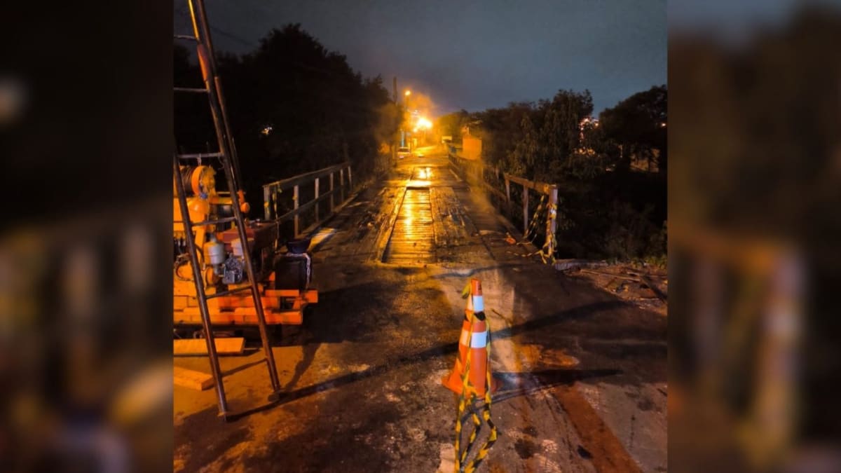 Ponte onde jovens morreram em acidente é incendiada em ato de revolta em SC