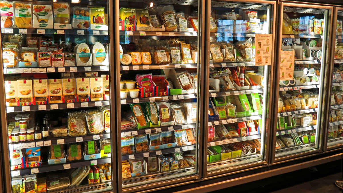 Nova embalagem substitui conservantes e pode eliminar bacterias nocivas de alimentos
