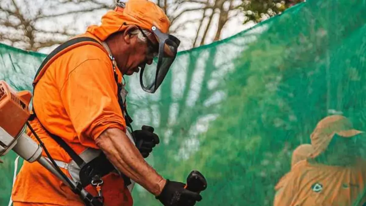 Mutirão de limpeza avança em bairros da Região Sul de Florianópolis com serviços mesmo em dias de chuva