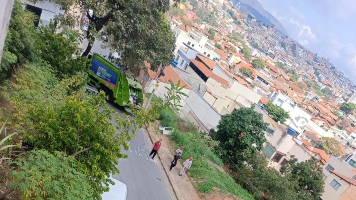 Caminhão da SLU colide com poste no bairro Teixeira Dias e causa interrupção temporária de energia