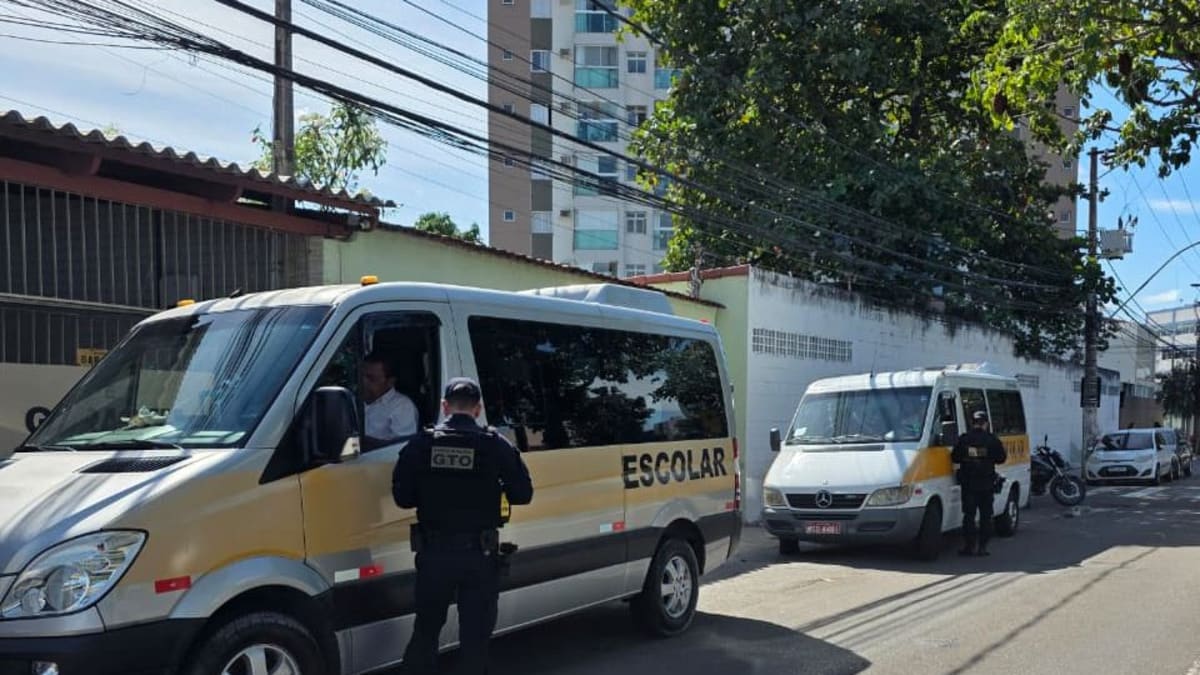 Fiscalização em Vitória flagra motorista sem CNH dirigindo van escolar e outras irregularidades