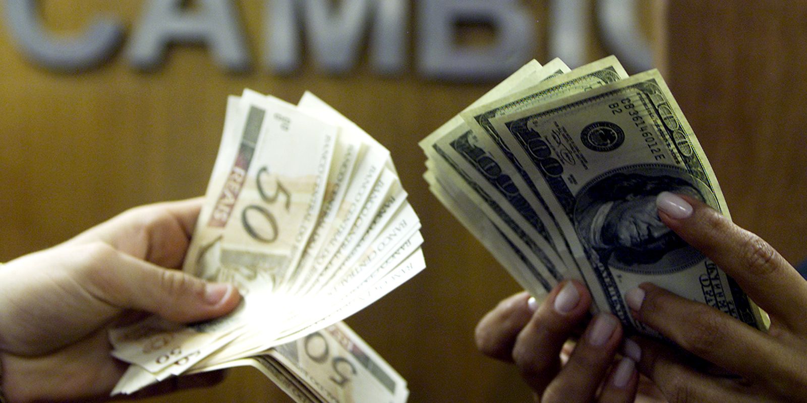 Dólar cai abaixo de 5 reais com adiamento de ataque ao Irã
