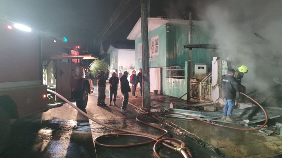 Incêndio atinge imóvel com proprietária ausente no momento das chamas