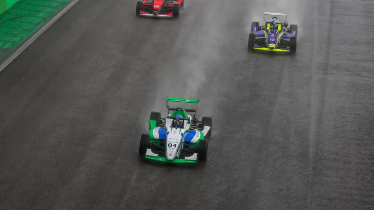 Piloto capixaba Henrique Krüger conquista