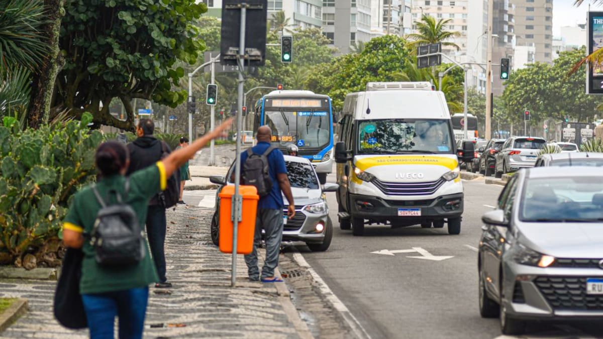 Prefeitura do Rio cancela notas fiscais e retém ônibus de empresas interditadas