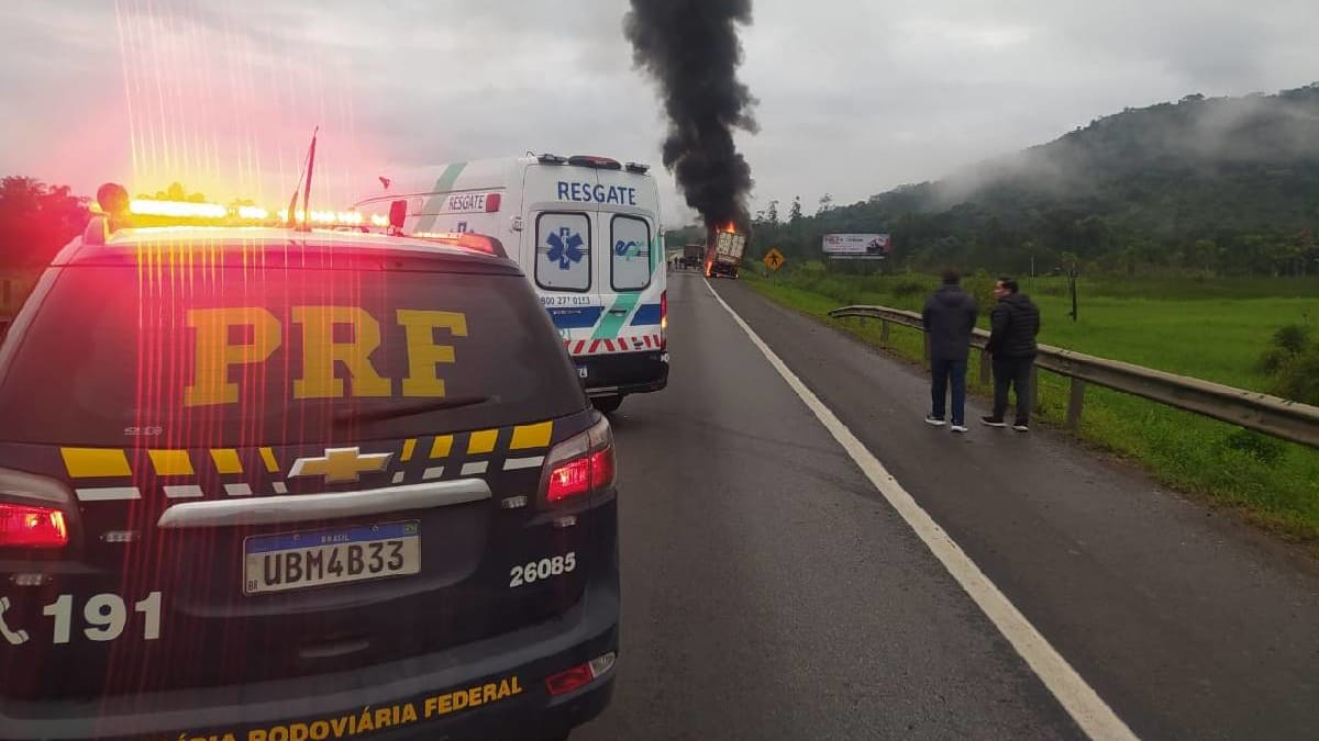 Carreta em chamas interdita parcialmente a BR-277 no sentido litoral do Paraná