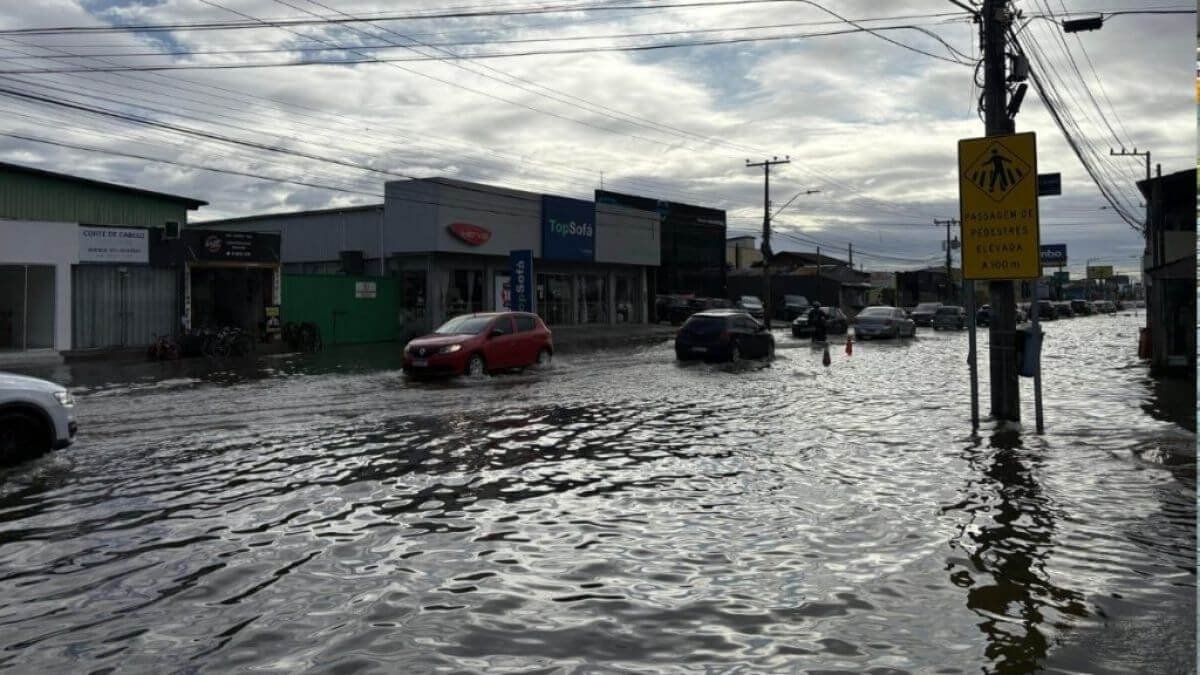 Defesa Civil emite alerta para ondas de até 3,5 metros e risco de alagamentos em Florianópolis