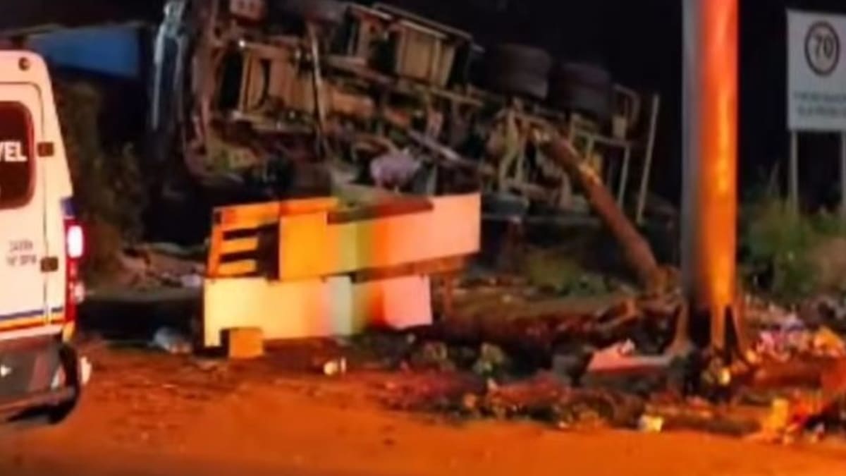 Caminhão carregado com cerveja tomba no Anel Rodoviário em Belo Horizonte e motorista fica ferido