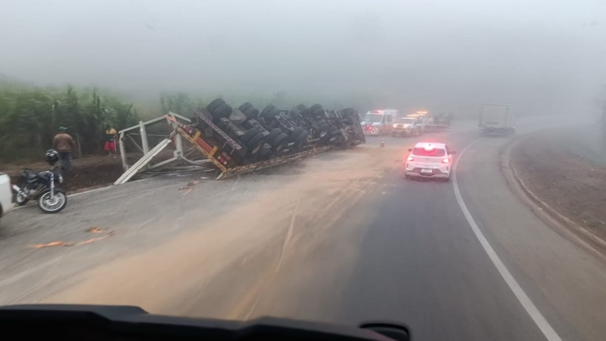 Tombamento de carreta causa lentidão na BR-381 em Nova Era
