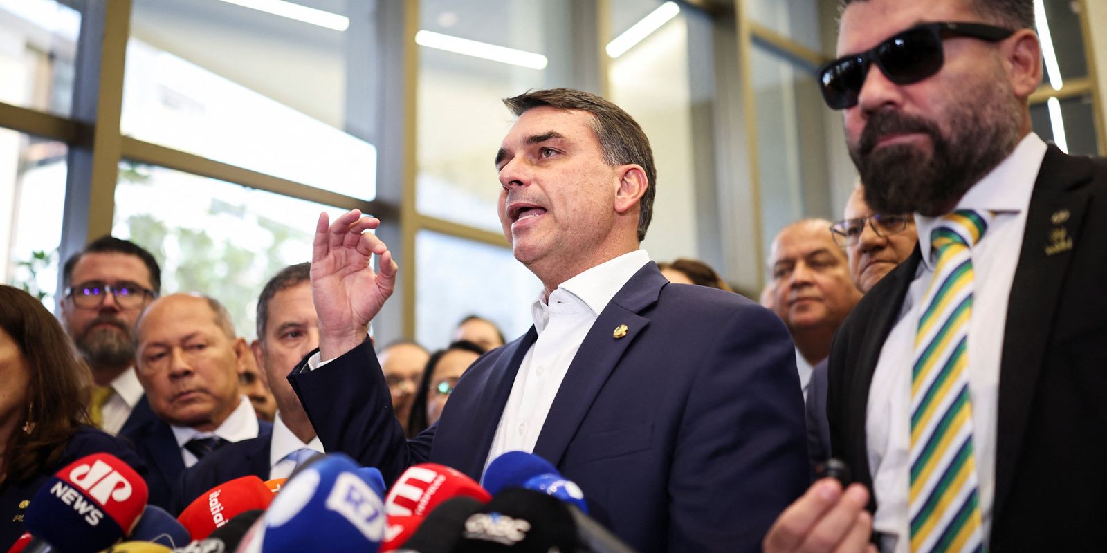 Flávio Bolsonaro admite encontro com banqueiro preso para tratar de filme