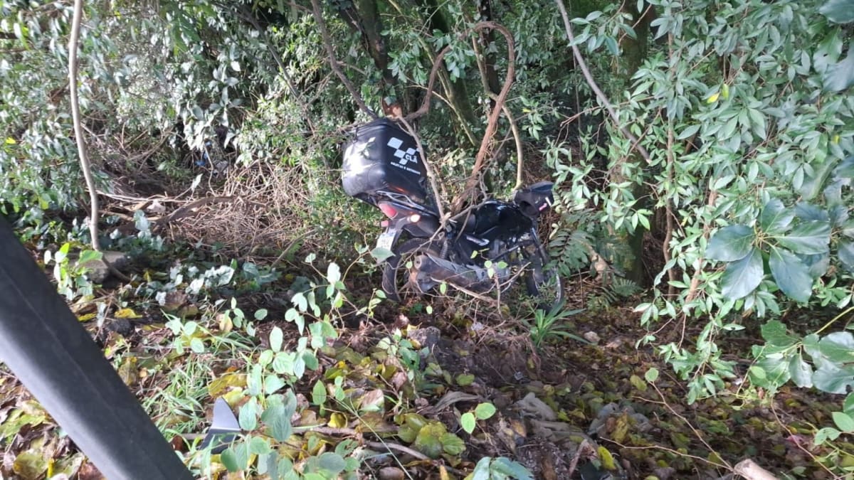 Motoboy é arremessado em ribanceira após acidente em Caxias do Sul