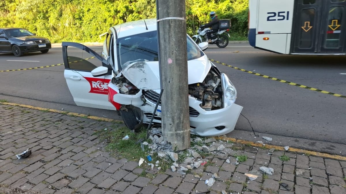 Motorista perde controle e colide contra poste em São Leopoldo, bloqueando trânsito na BR-116