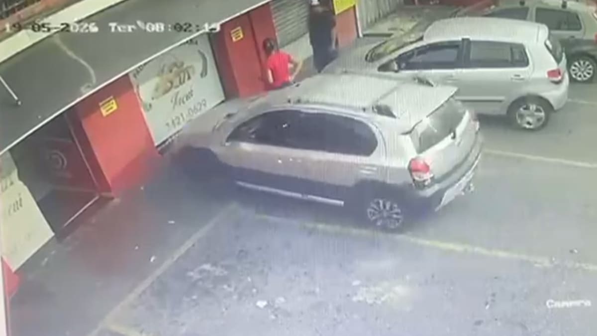 Motorista perde controle do carro, atropela mulher e invade padaria na região Nordeste de Belo Horizonte