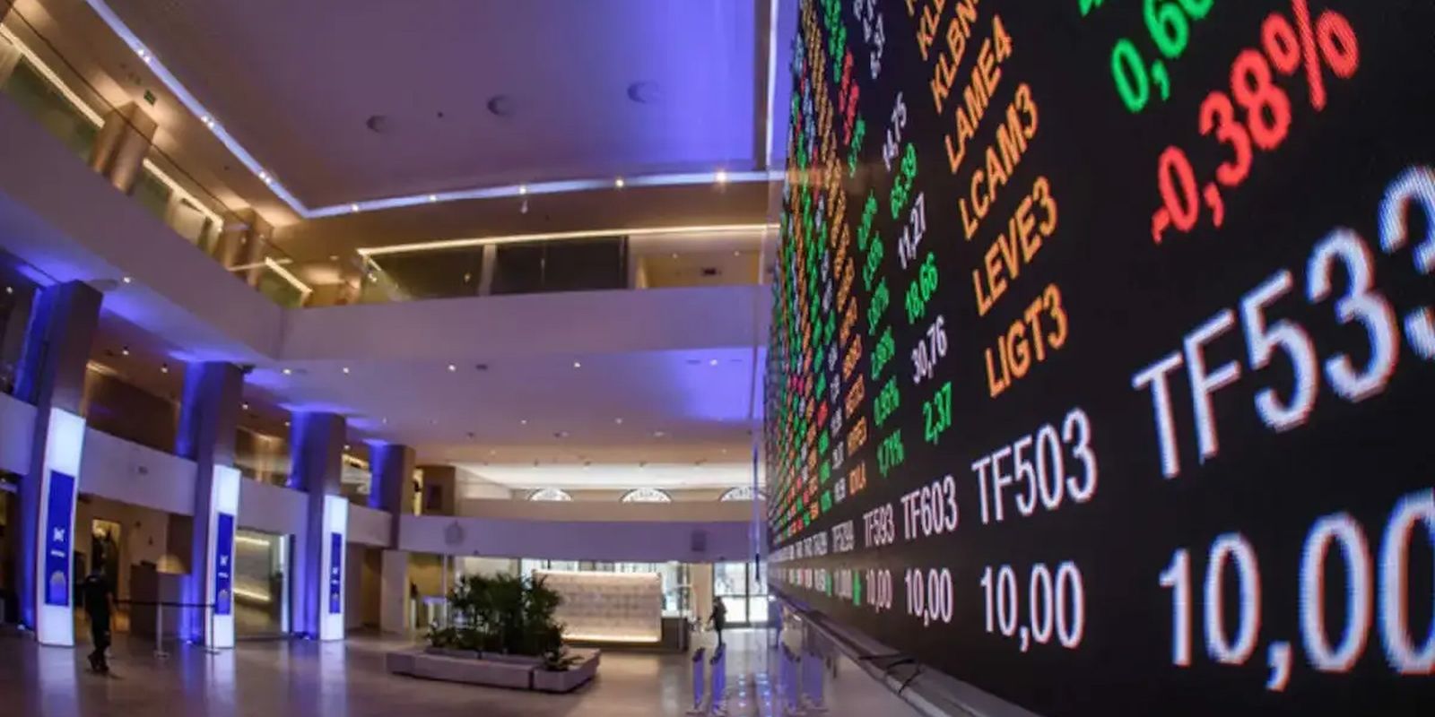 Bolsa cai e dólar sobe em meio a incertezas globais e locais