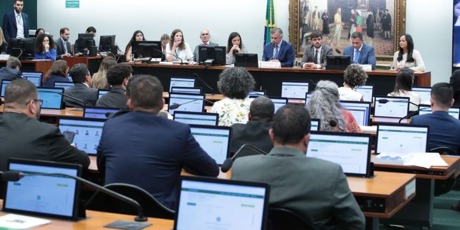 CCJ adia análise da redução da maioridade penal para 16 anos