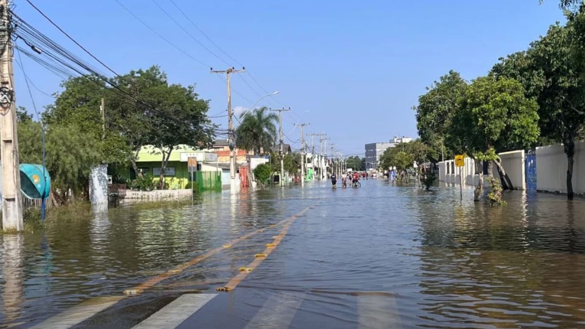 Chuva intensa provoca transbordamento de rio e alerta em Petrópolis, RJ