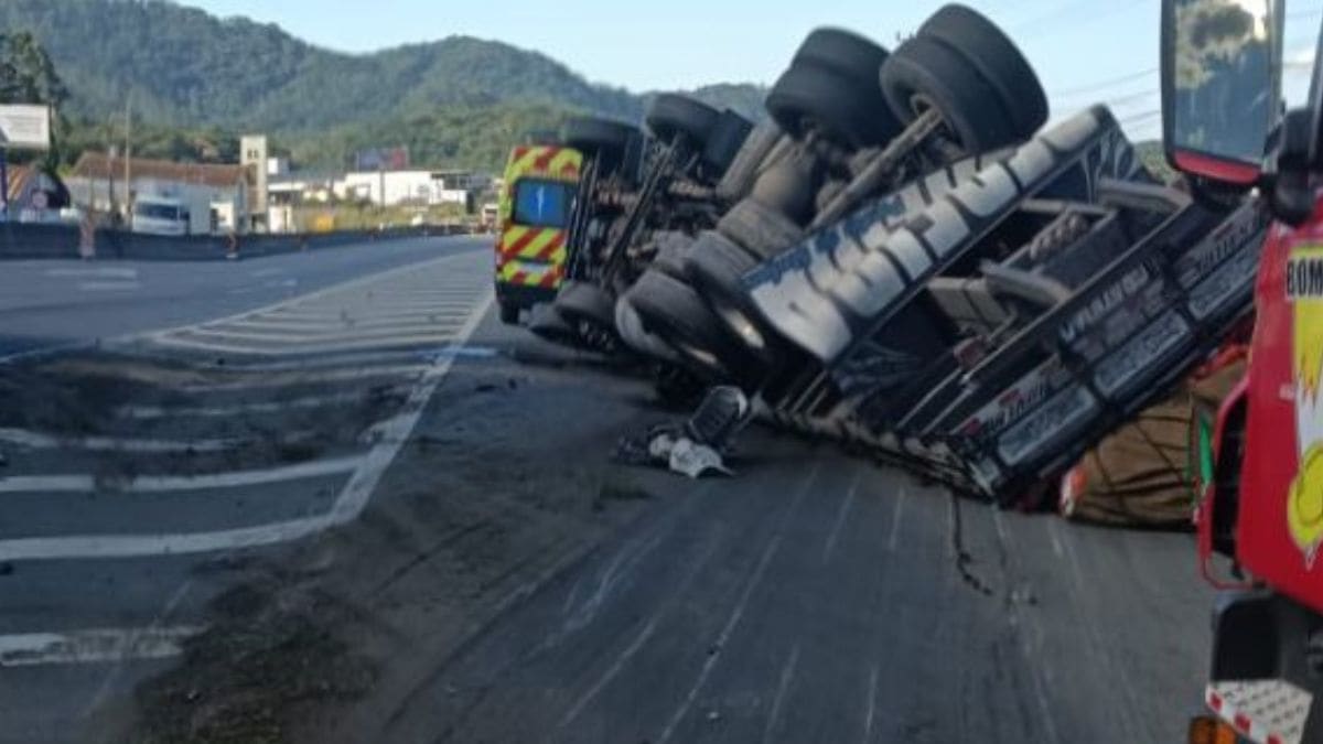 Acidente com tombamento de caminhão interdita saída da marginal na rodovia próximo ao viaduto do Carijós
