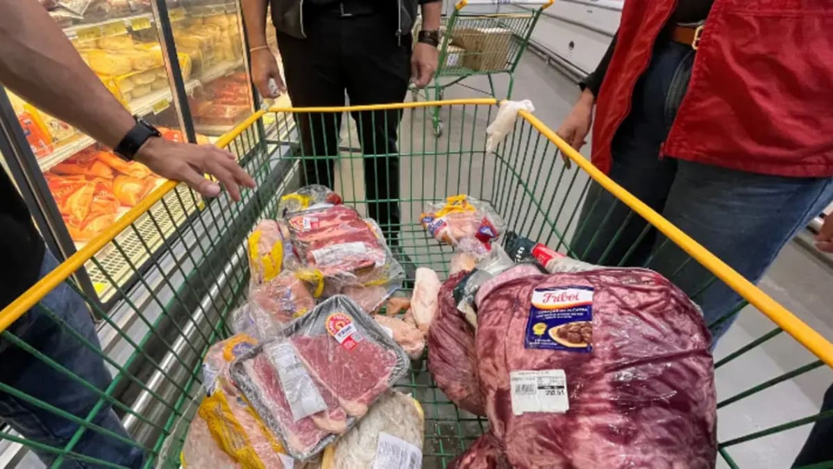 Procon de São José apreende 50 itens impróprios em fiscalização a supermercados