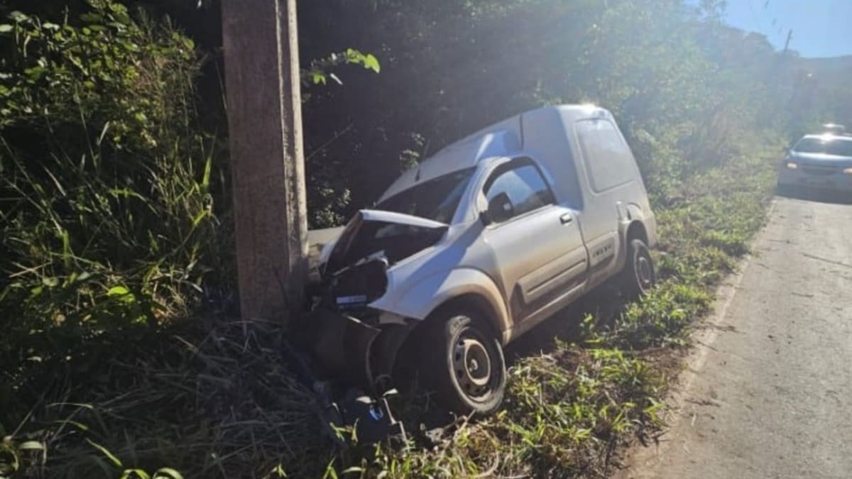 Motorista fica ferido após veículo colidir contra poste em rodovia