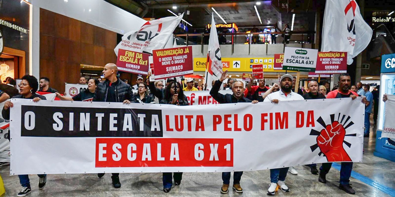 Protesto no Aeroporto de Guarulhos pede fim da escala 6x1