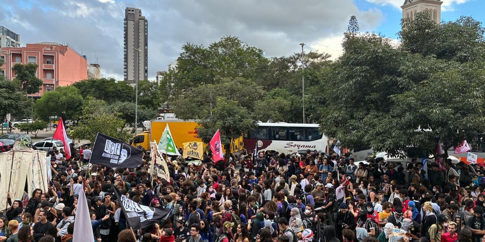 Estudantes ocupam ruas da zona oeste de São Paulo em protesto