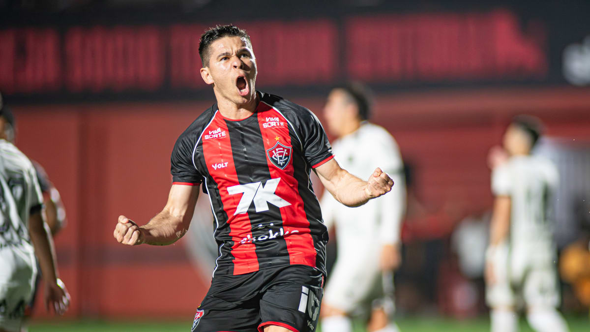 Osvaldo destaca importância de títulos para deixar legado no Vitória