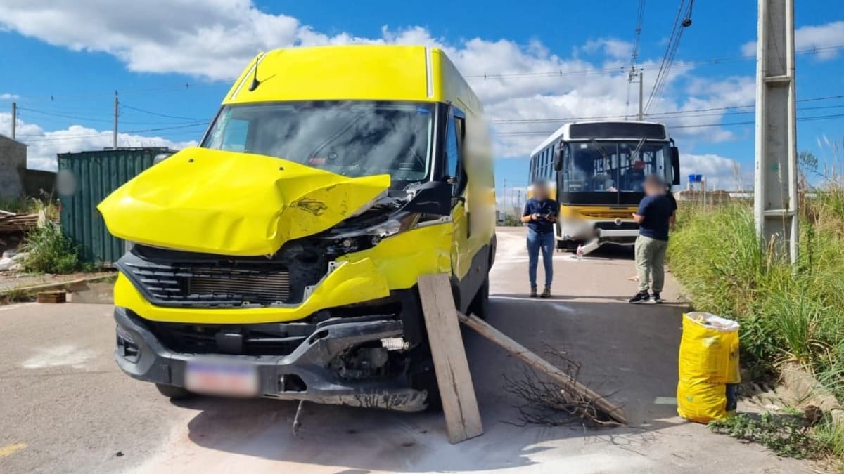 Colisão entre ônibus escolar e van fere duas crianças em Fazenda Rio Grande