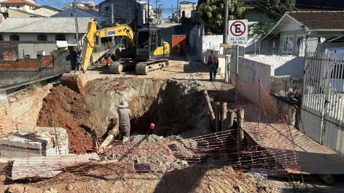 Obras de drenagem na Rua Adão Schmidt, em São José, entram na fase final com previsão de conclusão em até 15 dias