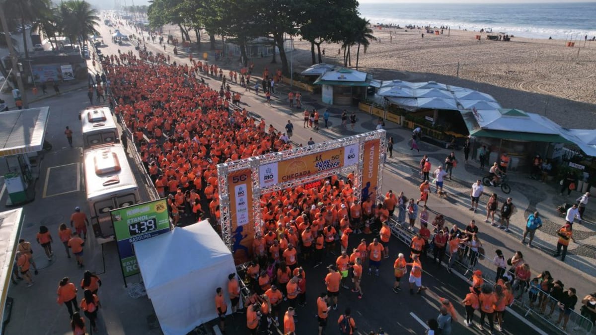 Comlurb promove corrida e caminhada na Praia de Copacabana em comemoração ao Dia do Gari