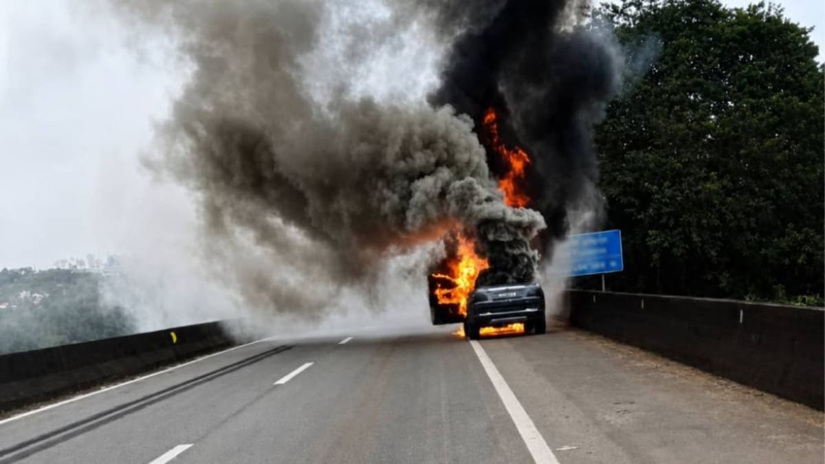 Carro pega fogo e interdita trecho da Rodovia Fernão Dias em São Sebastião da Bela Vista