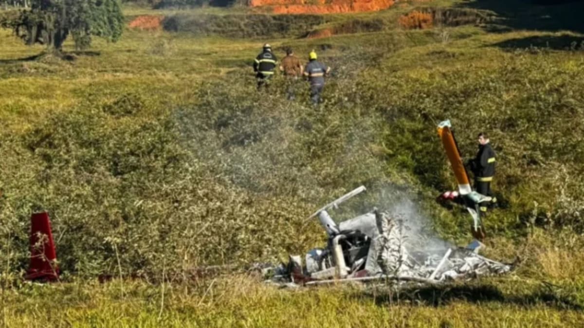 Helicóptero cai em área de difícil acesso e fica destruído em chamas na Serra Gaúcha