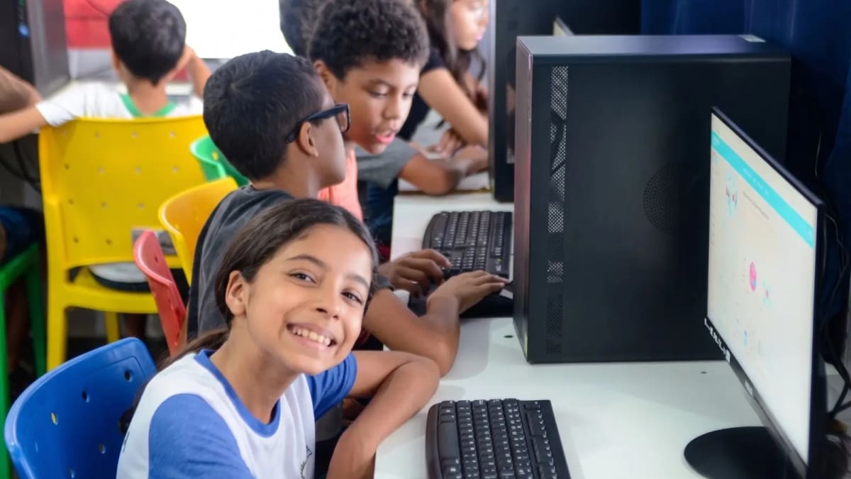 Programa oferece 1.230 vagas gratuitas em cursos de robótica e tecnologia para jovens em Goiás