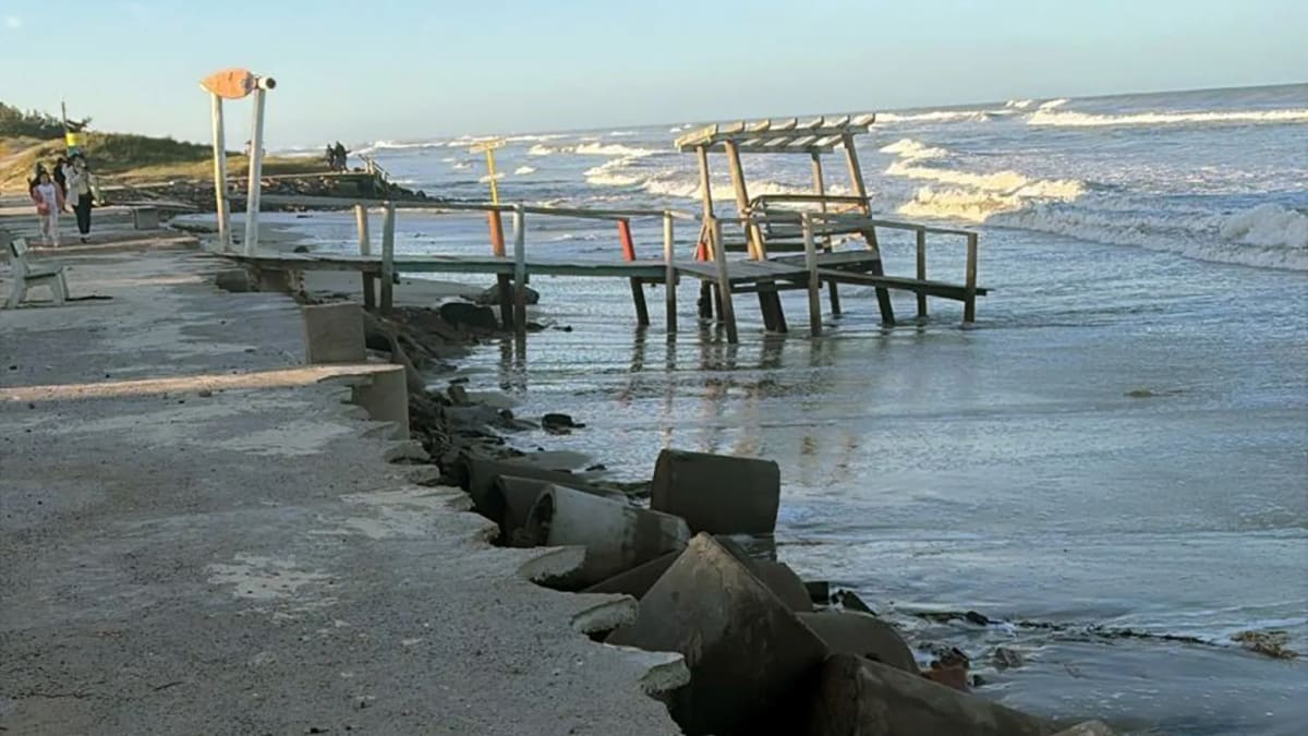 Ressaca do mar causa danos na orla de Tramandaí e Atlântida Sul, em Osório