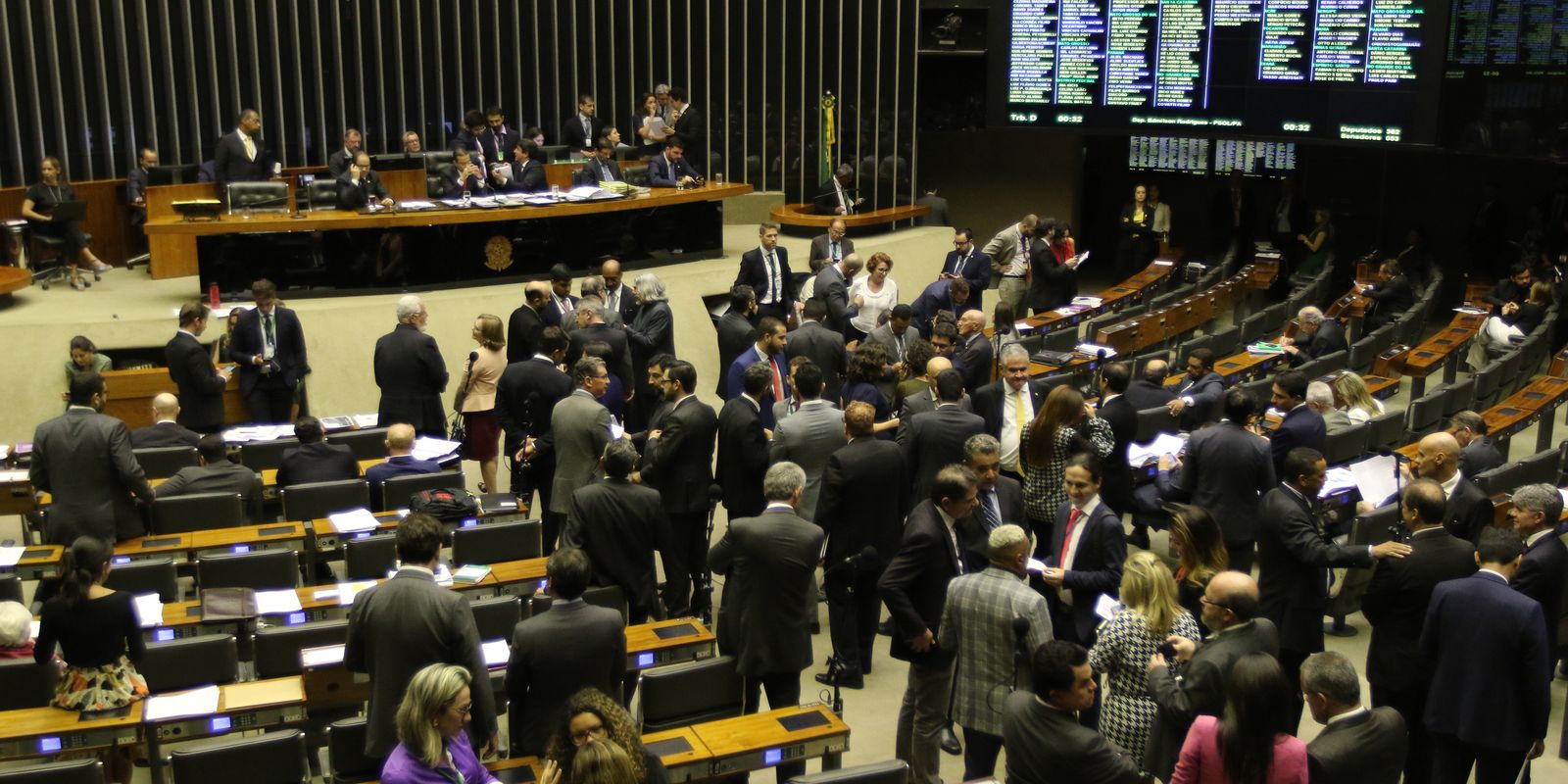 Congresso derruba vetos e beneficia municípios inadimplentes